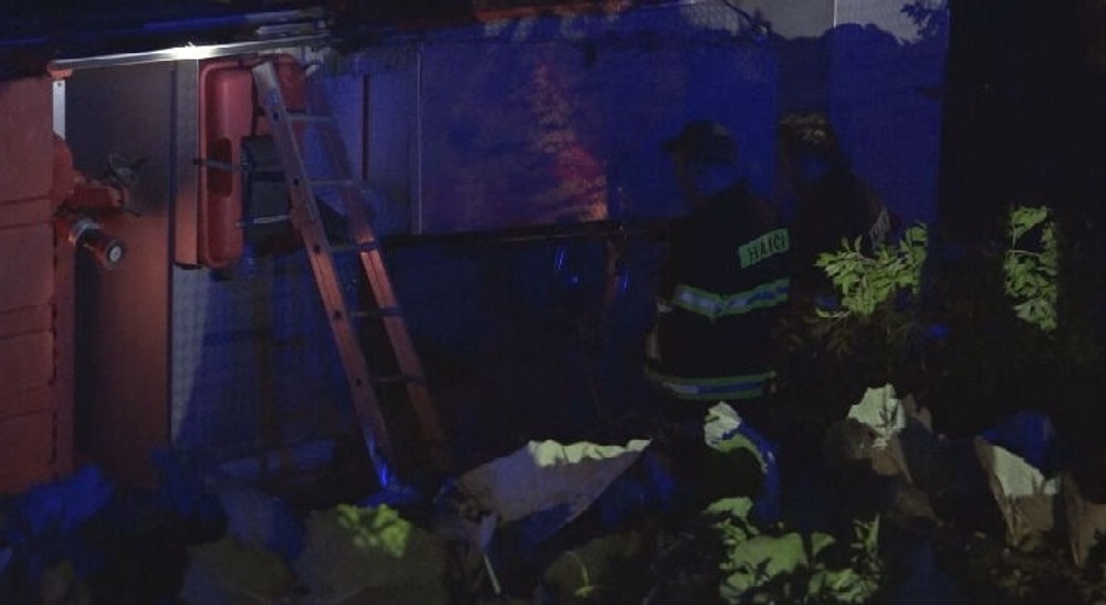 Hasiči na ceste k požiaru havarovali Cisterna skončila v potoku (4)