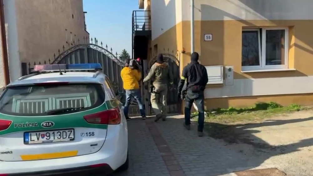 [multi] Polícia zasahuje pri protidrogovej akcii v Trnave 387