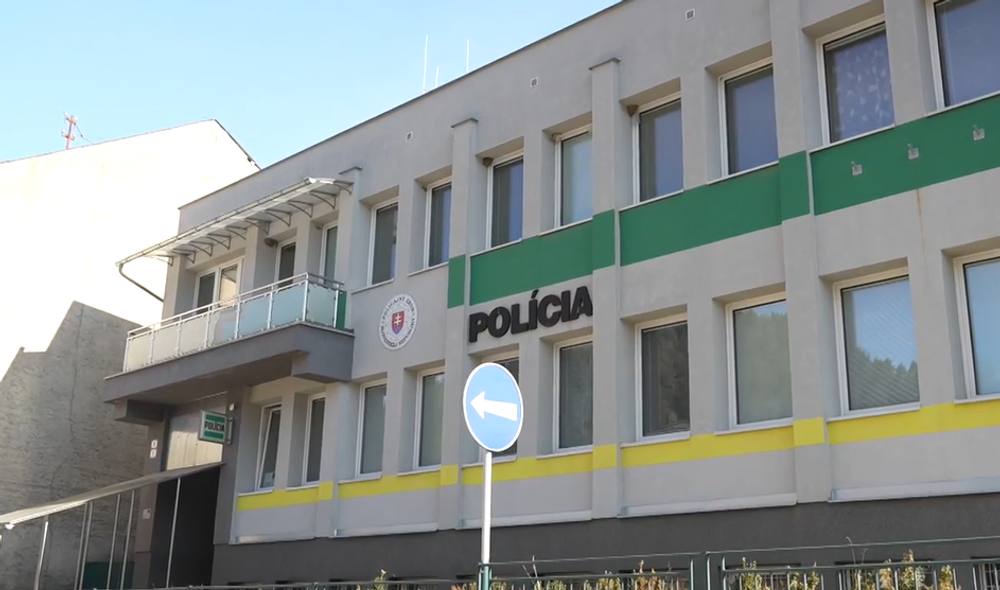 Muž bránil ženu pred agresorom, no sám teraz čelí trestnému stíhaniu