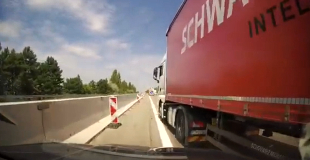 Šialený kamionista vytláčal autá do zvodidiel 