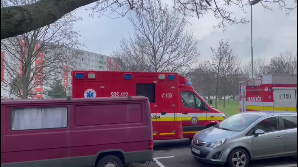 [multi] V hlavnom meste horia pivnice výškového paneláku 2517