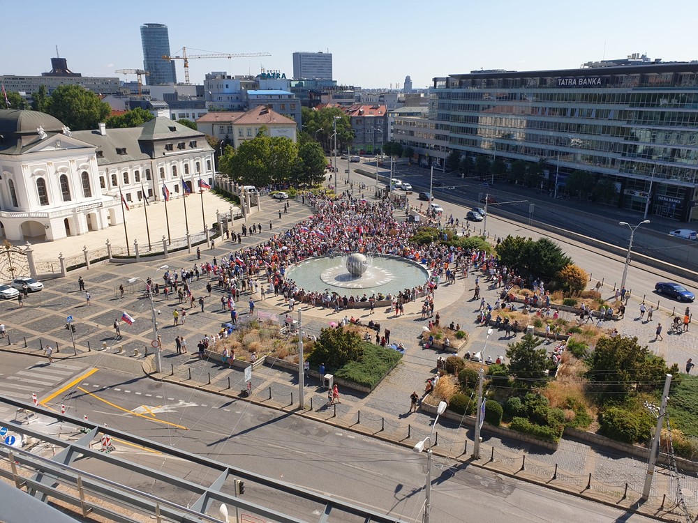 Protest pred prezidentským palácom