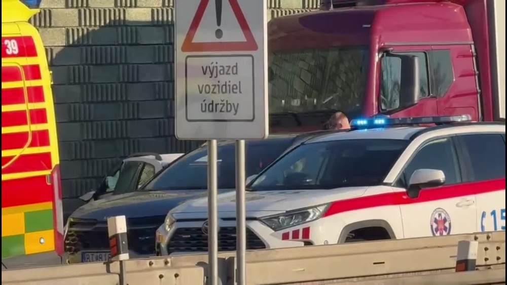 [multi] na dialnici sa zrazila sanitka s autom 3376