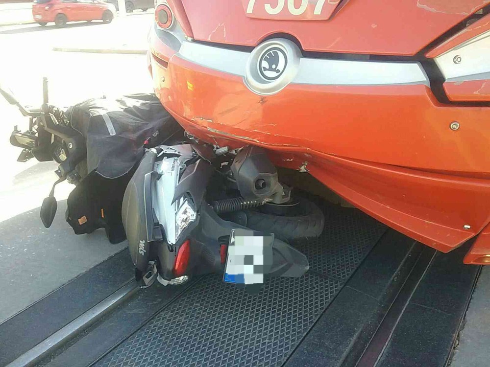 Zrážka električky a motorkára