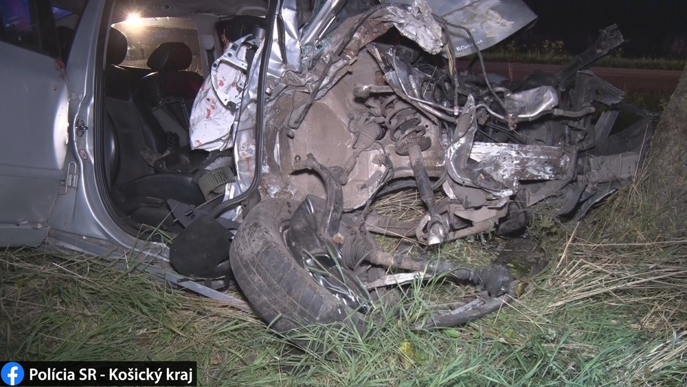 Nočná jazda v Michalovskom okrese sa skončila tragicky. Vodič (†40) neprežil zrážku do stromu 