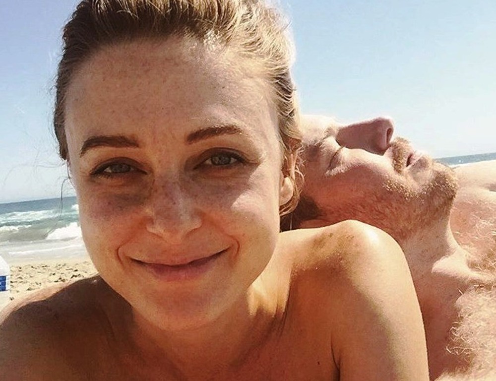 Chris Owen so snúbenicou