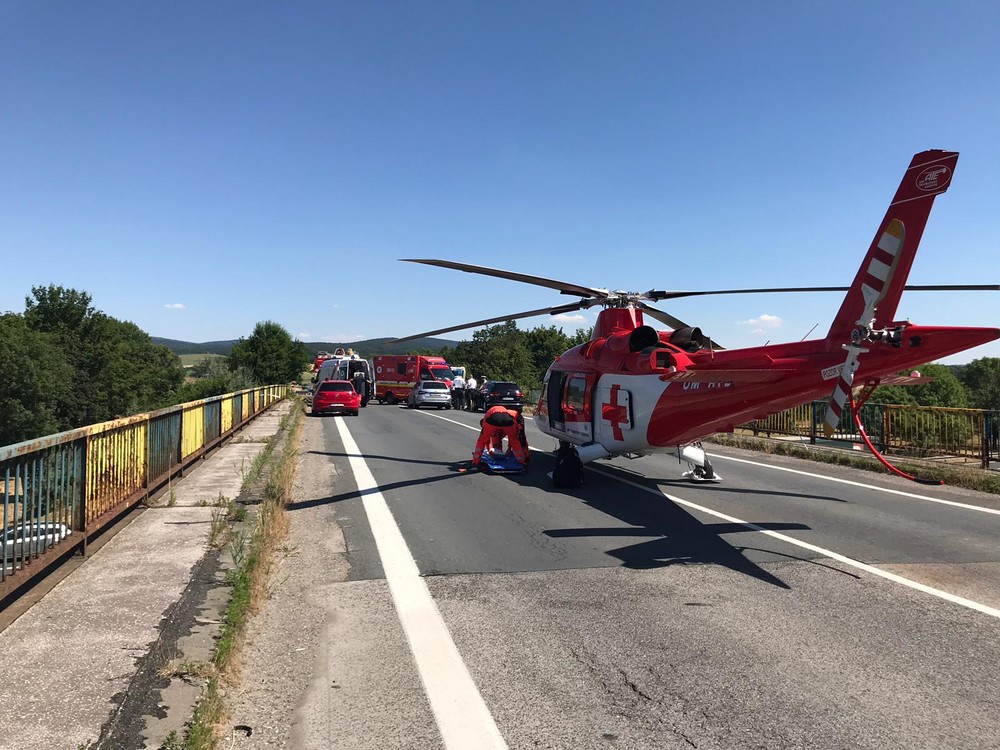 Vážna nehoda si vyžiadala výjazd leteckých záchranárov. Na ceste ostal prevrátený kamión