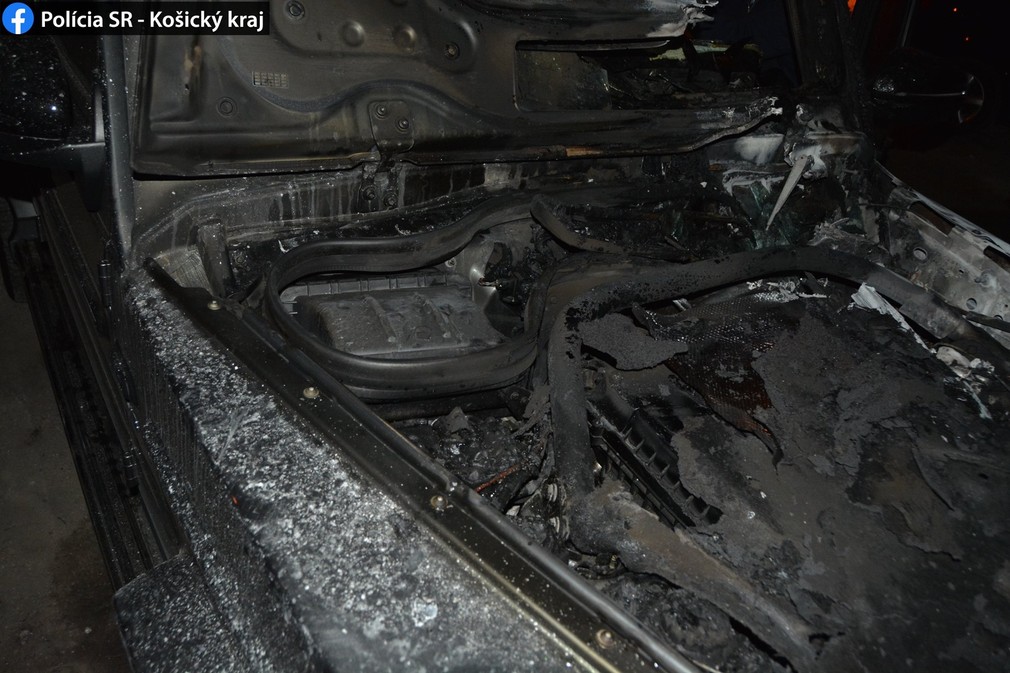 Luxusné auto pohltili plamene. Škody sa vyšplhali nad 100-tisíc eur