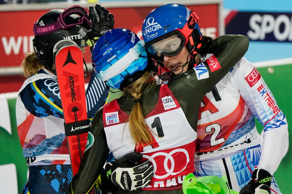 Shiffrinova sa objima s Vlhovou