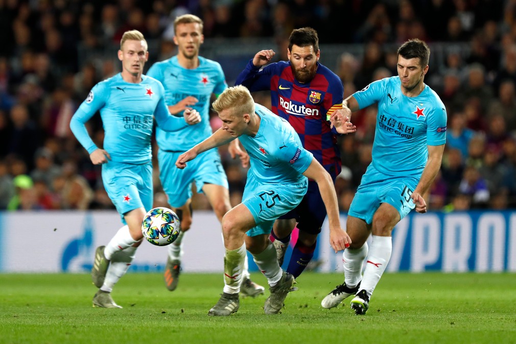 FC Barcelona Slavia Praha Messi v obkluceni