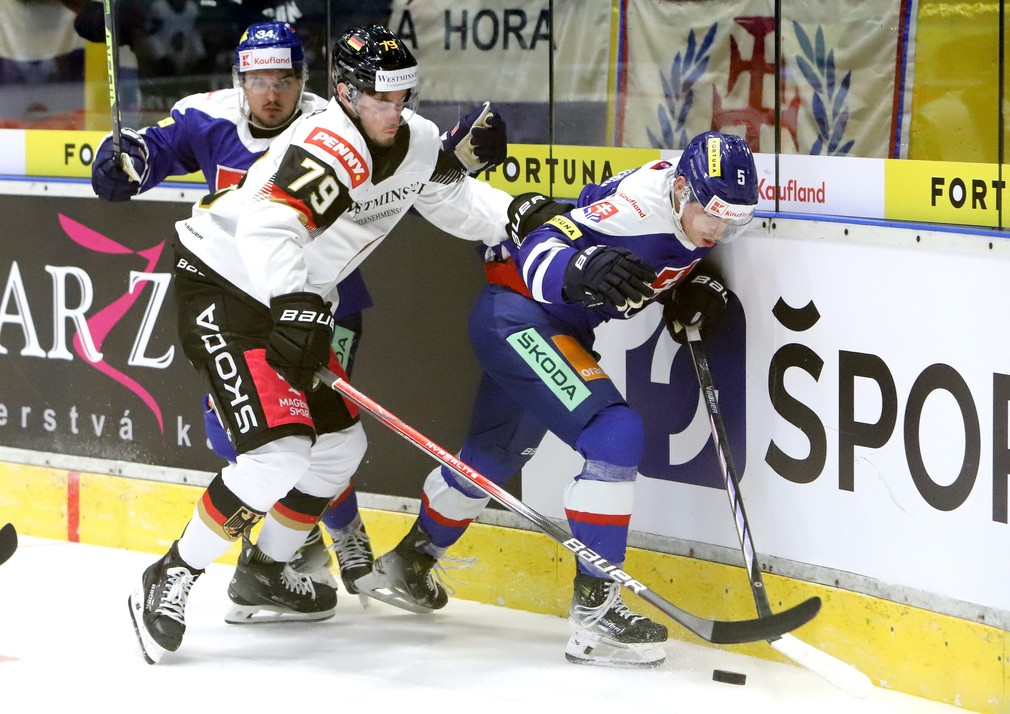 Slovensko - Nemecko
Na snímke zľava Jozef Baláž (Slovensko), Philipp Preto (Nemecko) a Jakub Kolenič (Slovensko) v prípravnom zápase Slovensko - Nemecko v hokeji vo Zvolene 8. februára 2024. FOTO TASR - Ján Krošlák