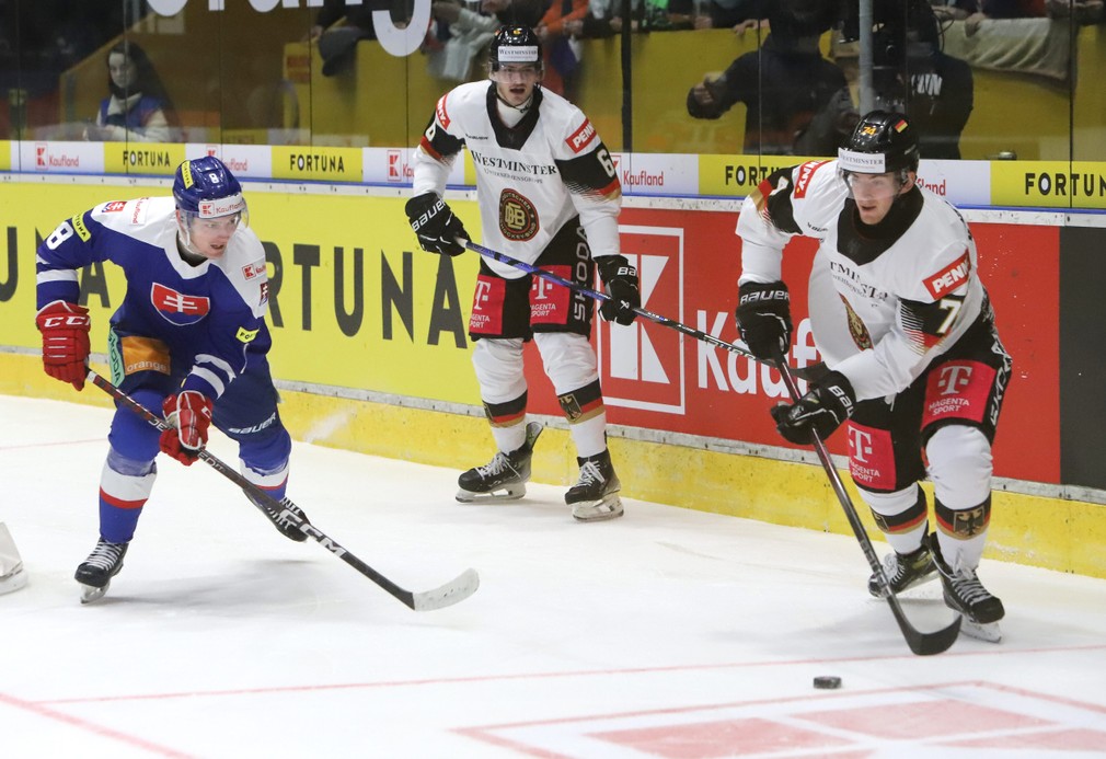 Na snímke zľava Oliver Okuliar (Slovensko), Adrian Klein a Robin van Calster obaja (obaja Nemecko) v prípravnom zápase Slovensko - Nemecko v hokeji vo Zvolene 8. februára 2024. FOTO TASR - Ján Krošlák