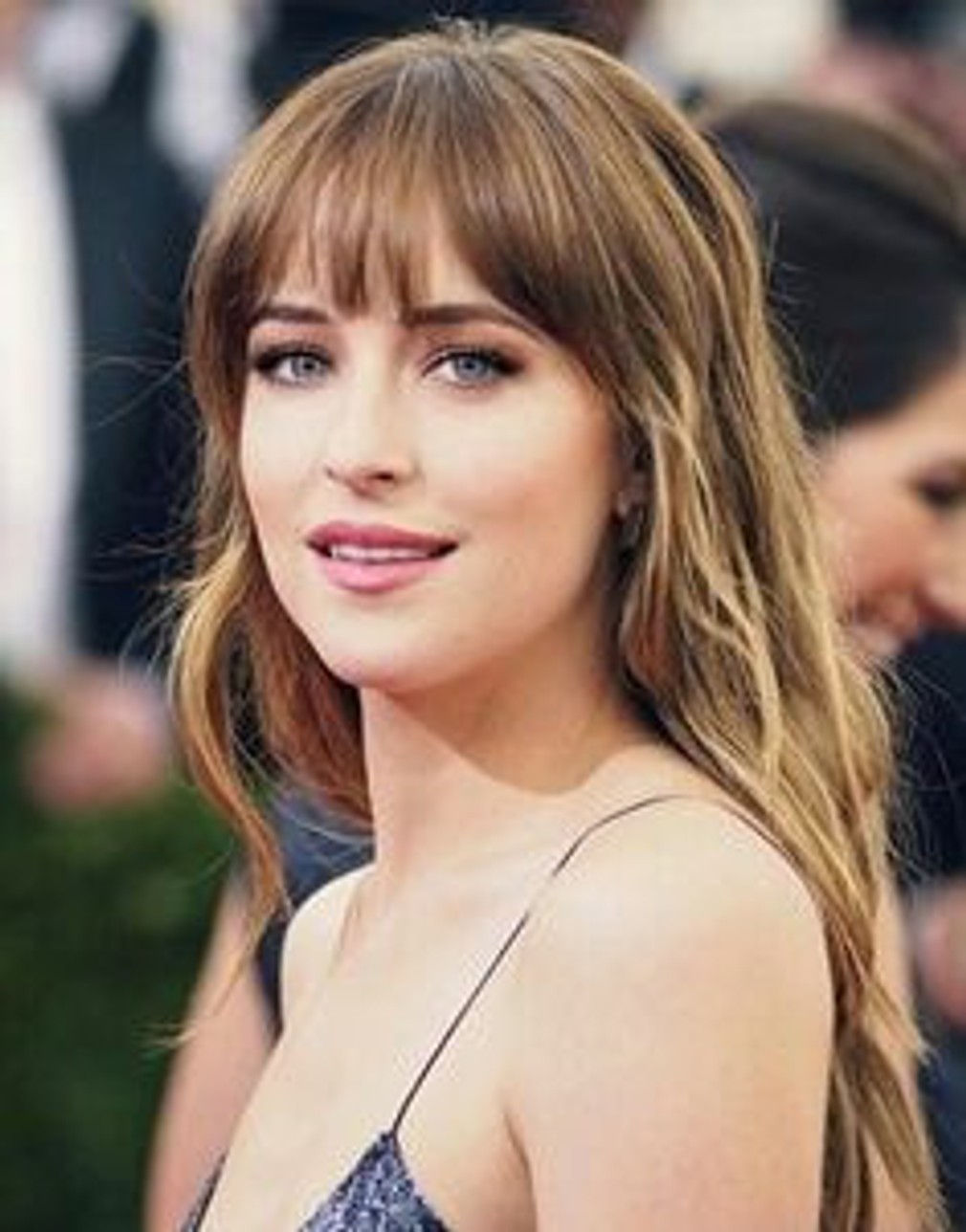 Dakota Johnson | Oživte svoj účes trendy ofinou! | Preženu.sk Dakota Johnson | Oživte svoj účes trendy ofinou! | Preženu.sk