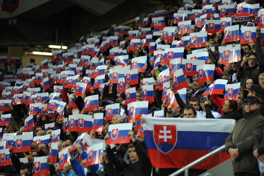 slovenskí fanúšikovia futbal Trnava zastavy
