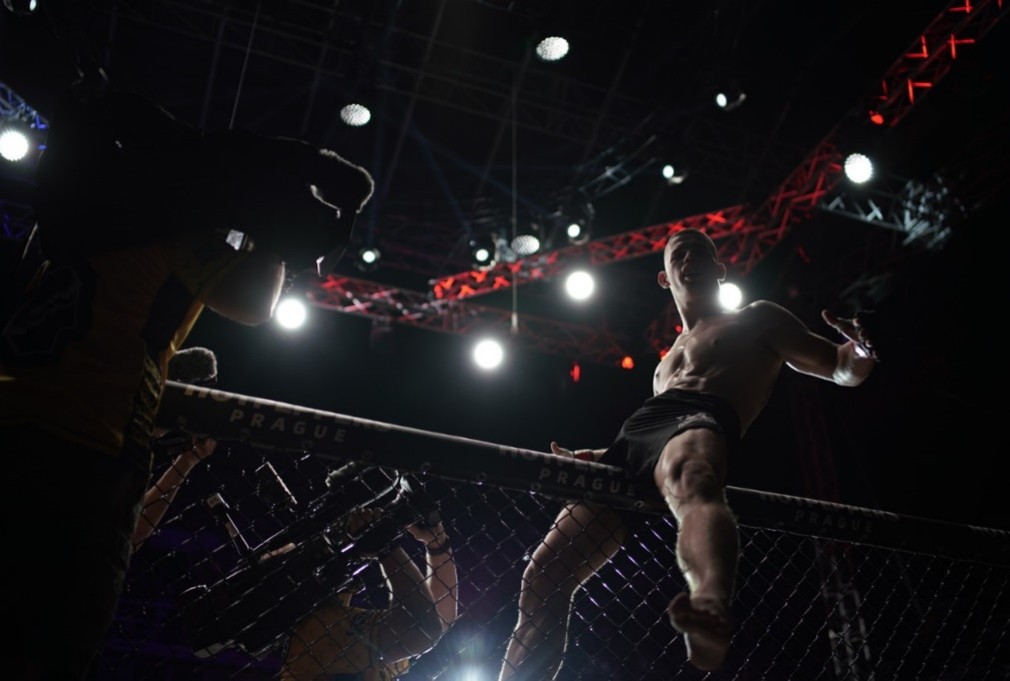 MMA bojovník M. Ďatelinka oslavuje víťazstvo