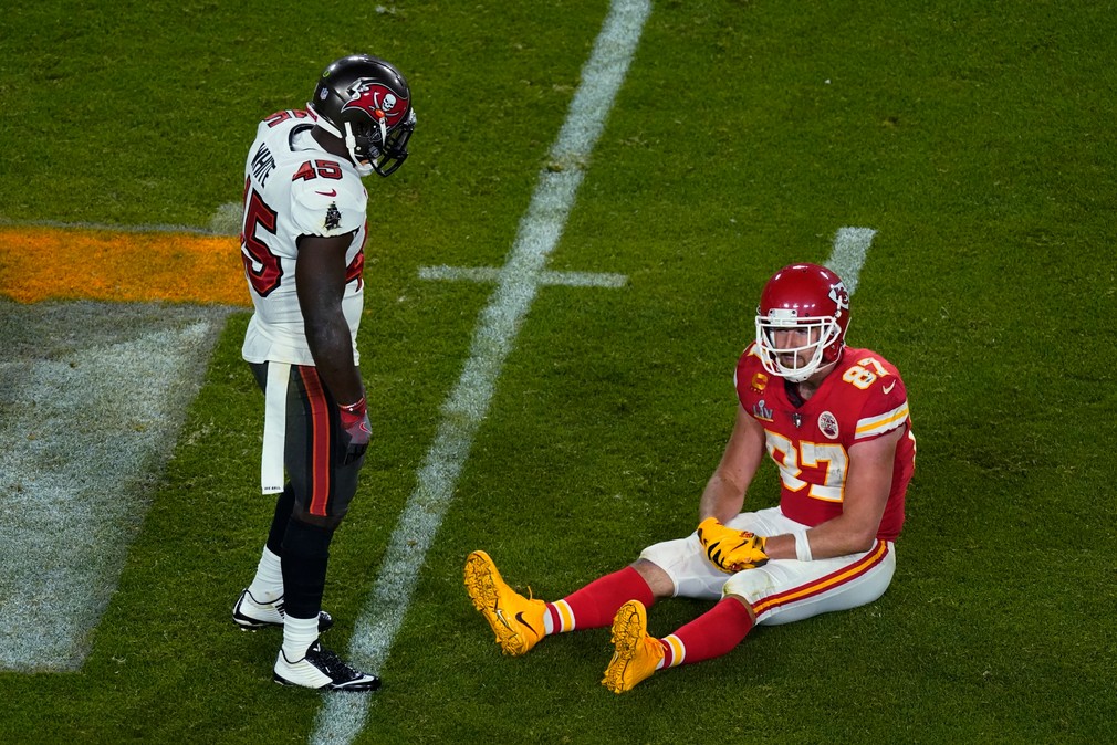 Chiefs_Buccaneers_Super_Bowl_Football_Kelce_White