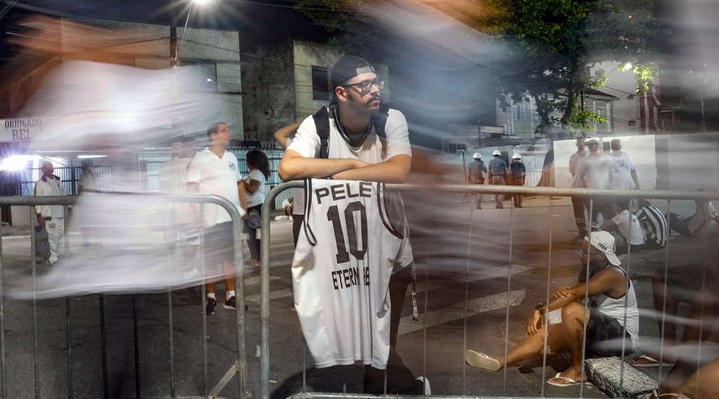 Fanúšikovia sa lúčia s Pelém v uliciach brazílskeho Santosu