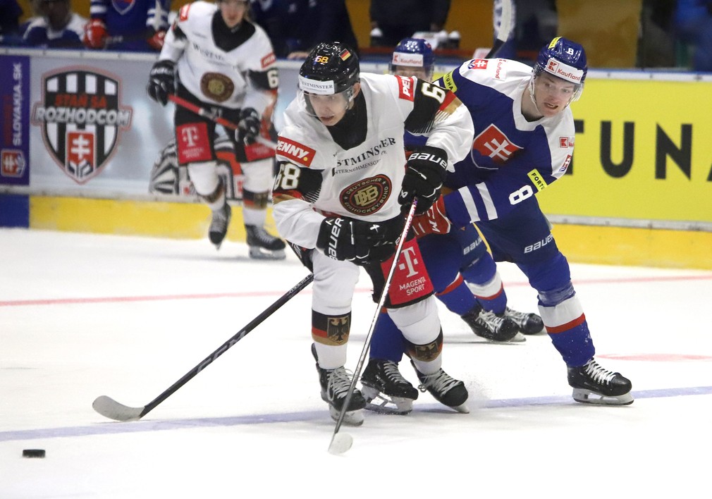 Na snímke zľava Fabrizio Pilu (Nemecko) a Oliver Okuliar (Slovensko) počas prípravného zápasu Slovensko - Nemecko v hokeji vo Zvolene 7. februára 2024. FOTO TASR - Ján Krošlák