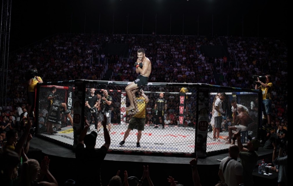  Uzbecký bojovník M. Muradov oslavuje víťazstvo na Oktagon 13