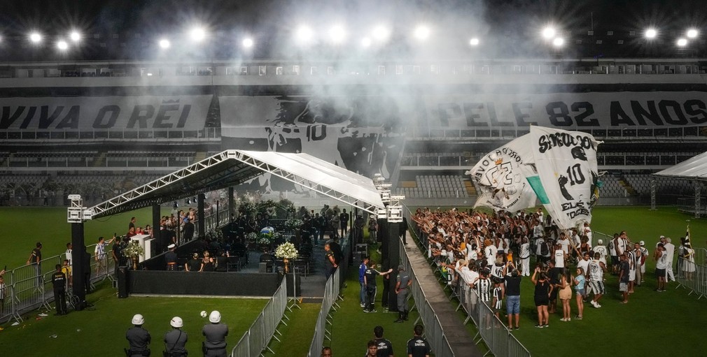 Fanúšikovia sa lúčia s Pelém na štadióne v Santose