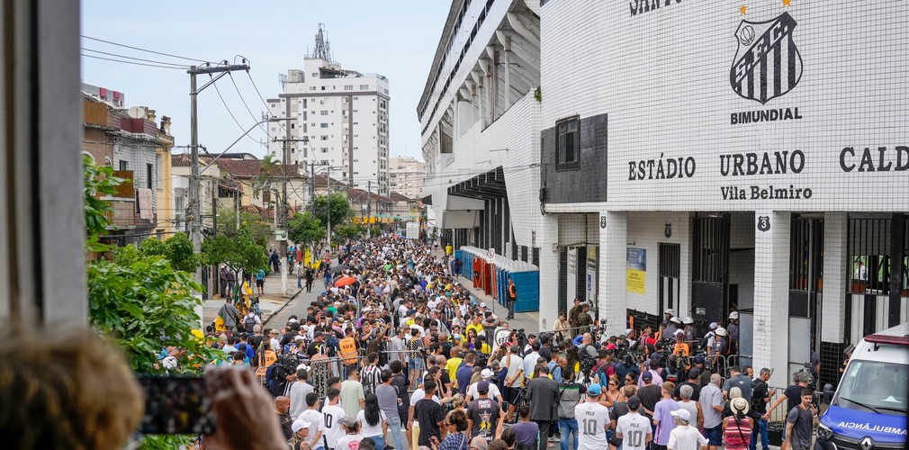 Fanúšikovia sa lúčia s Pelém v uliciach brazílskeho Santosu