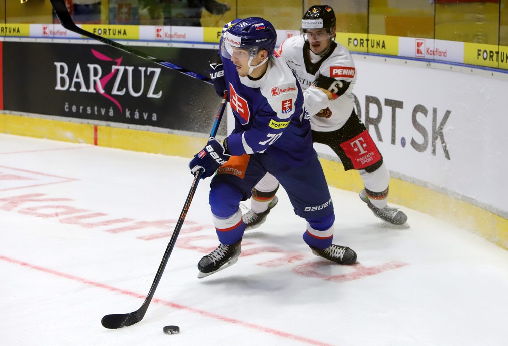 Na snímke zľava Adam Lukošik (Slovensko) a Adrian Klein (Nemecko) počas prípravného zápasu Slovensko - Nemecko v hokeji vo Zvolene 7. februára 2024. FOTO TASR - Ján Krošlák