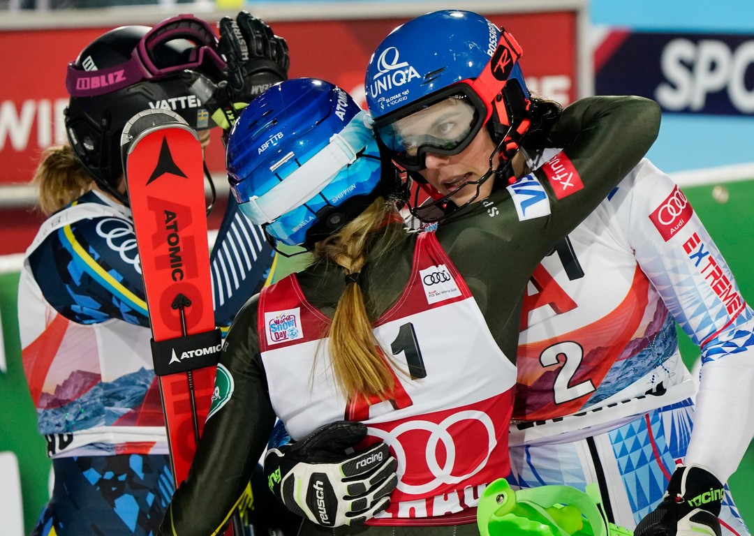 Shiffrinova sa objima s Vlhovou