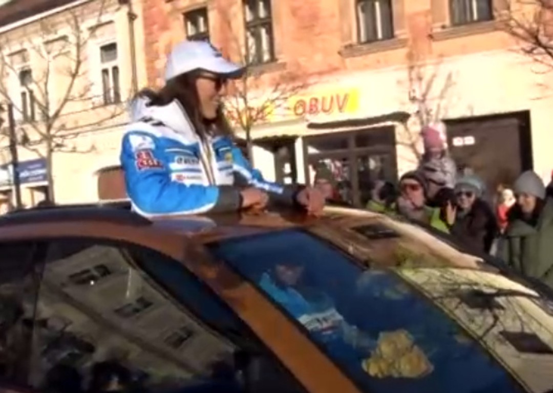 Vlhovú vítal na na rodnom Liptove dav ľudí. Dojalo ju to 