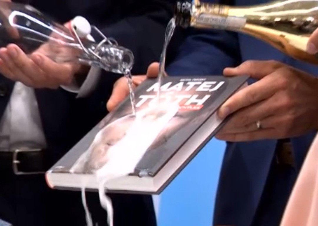 Matej Tóth krstí knihu 