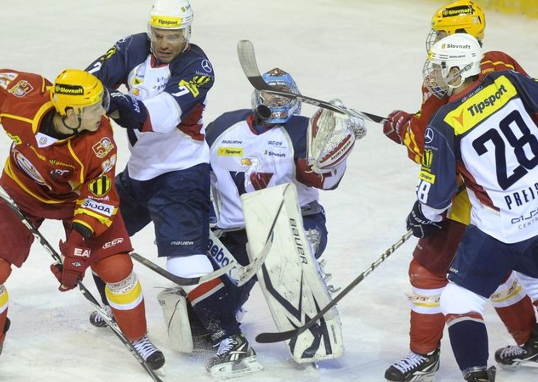 7. kolo, Trencin Slovan pred Konrádom Kopecky a Dano.jpg