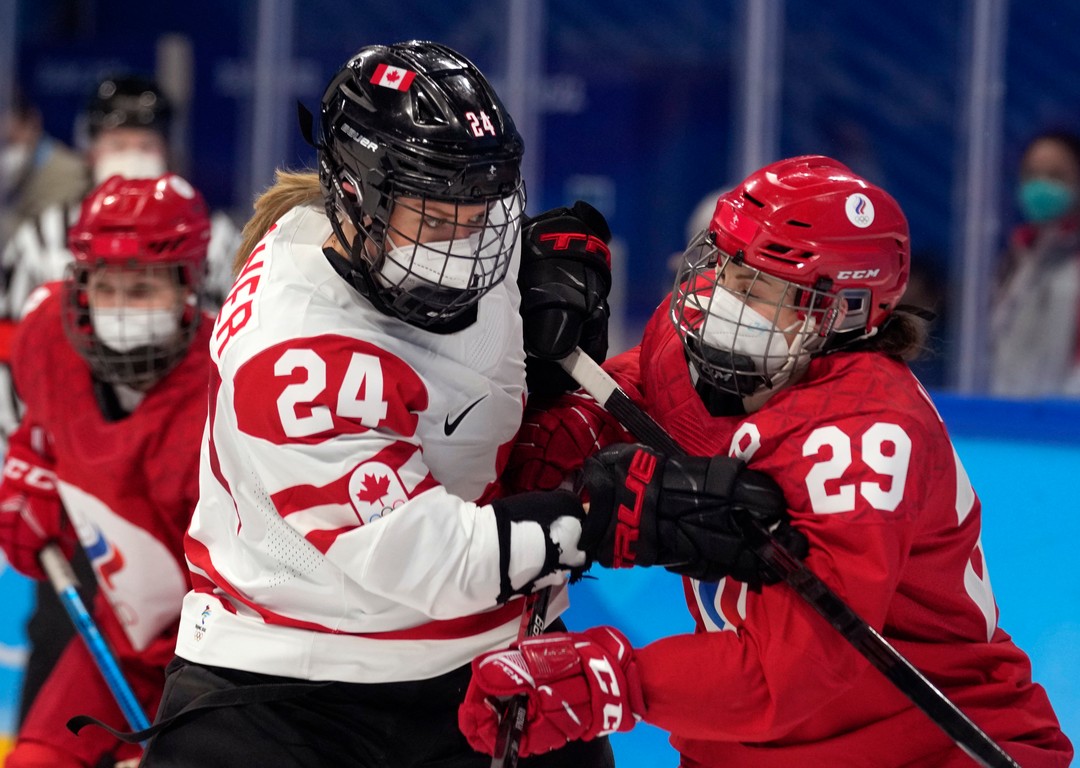 hokejistky Kanady a Ruska v respirátoroch