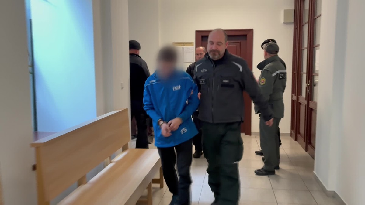 Mladík vydieral 12-ročné dievča, žiadal od nej nahé fotky mladšej sestry
