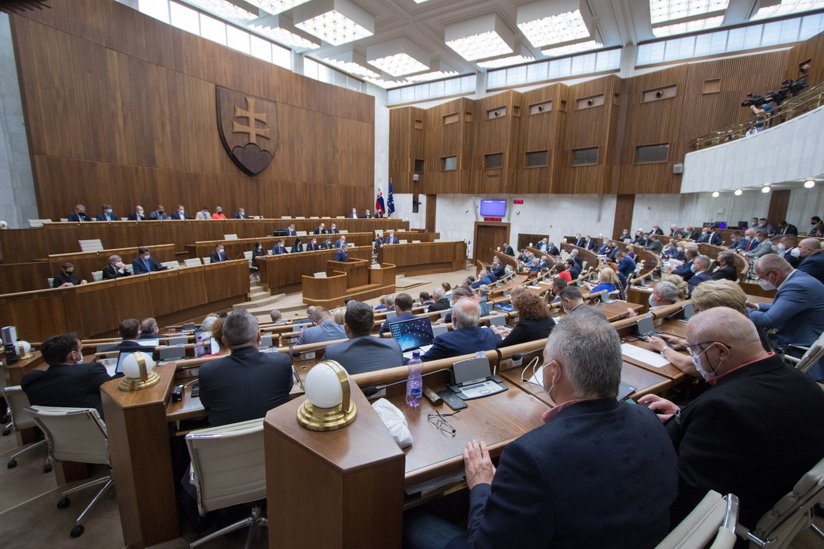 Parlament schválil novelu zákona zvýhodňujúcu zaočkovaných - Vimarsana News