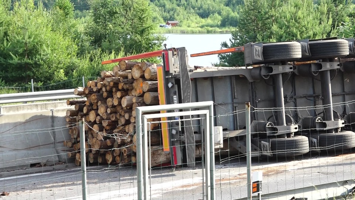 Prevrátený kamión skomplikoval dopravu. Vodič skončil v nemocnici