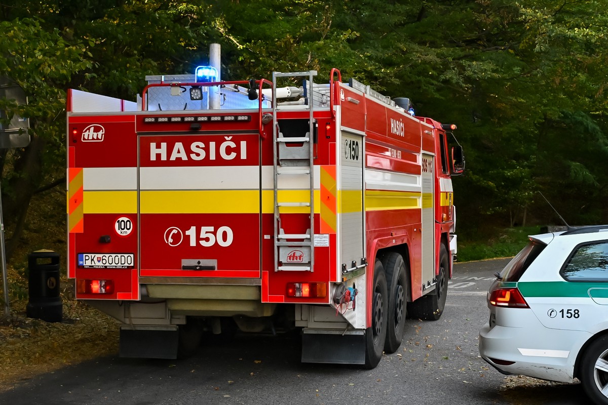 V bratislavskej Rači horel les. Na mieste zasahovalo 60 hasičov