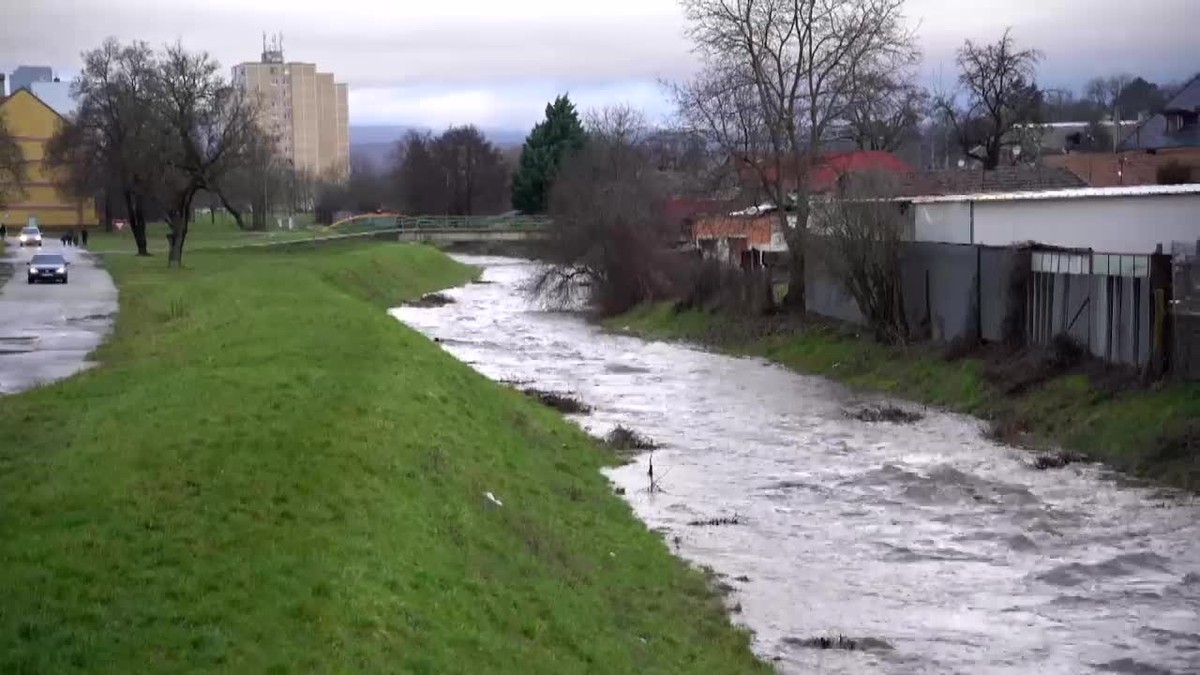 Dva a pol ročné dievčatko spadlo počas hry do rieky, v nemocnici zraneniam podľahlo