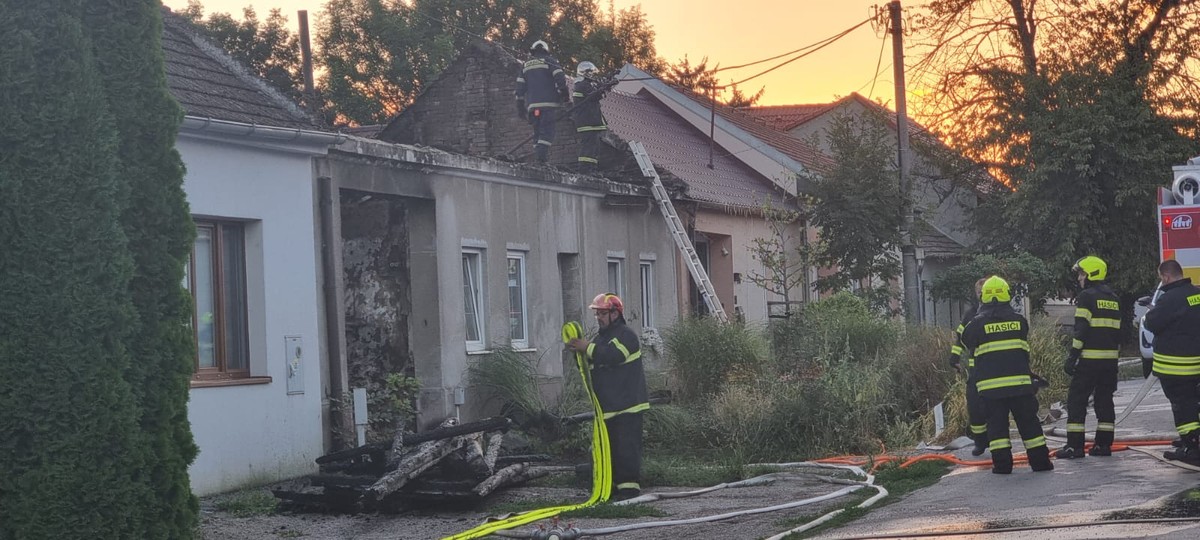 V obci pri hlavnom meste horel rodinný dom. Na mieste zasahovalo takmer 30 hasičov