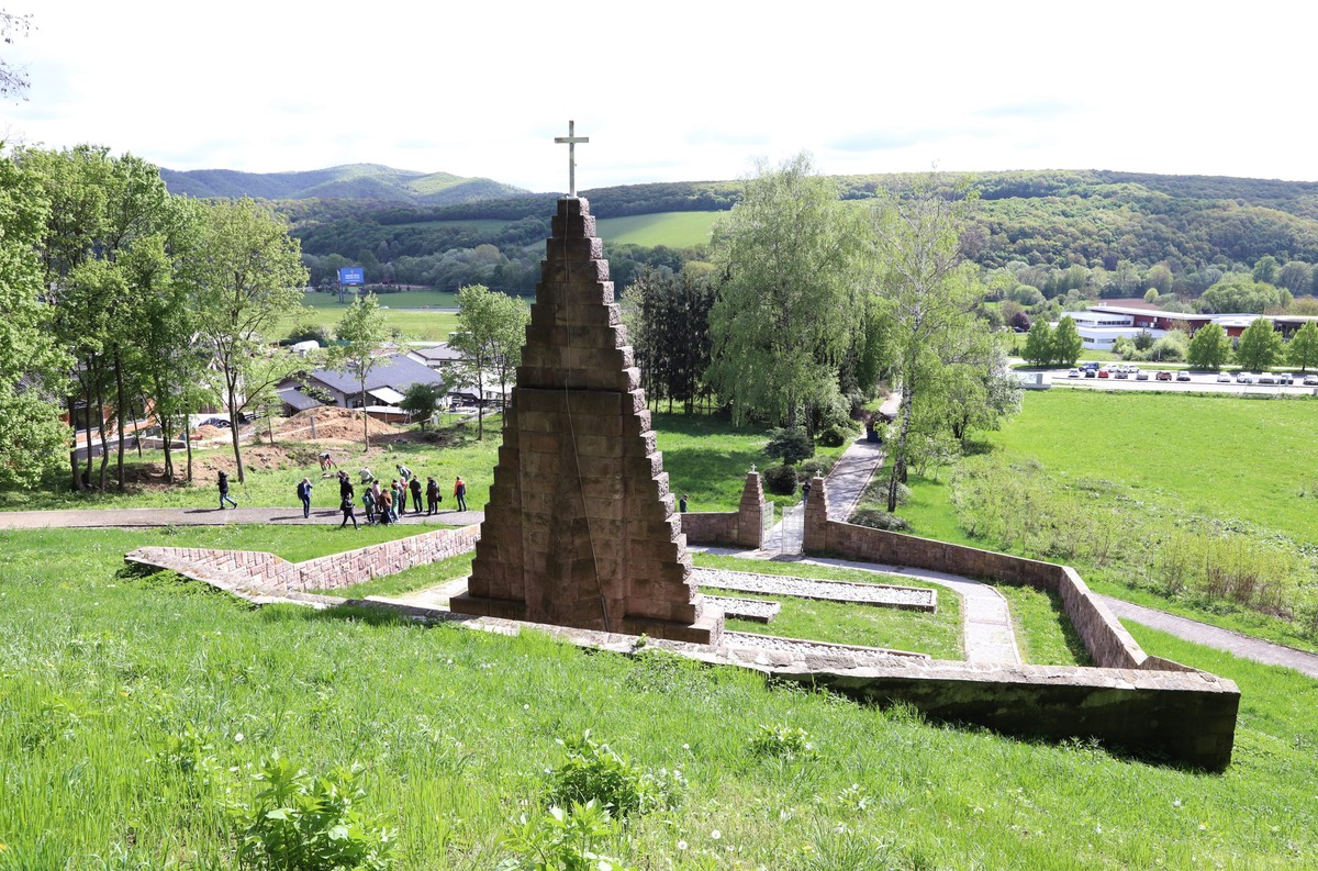 Domy si postavili vedľa masového hrobu. Obyvatelia budú stretávať archeológov