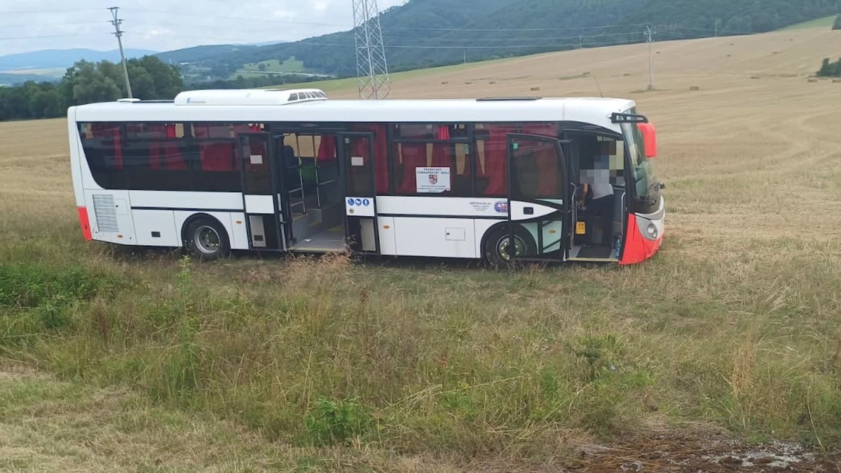 Pri nehode autobusu sa zranili 4 ľudia. Okolnosti nehody zatiaľ známe nie sú