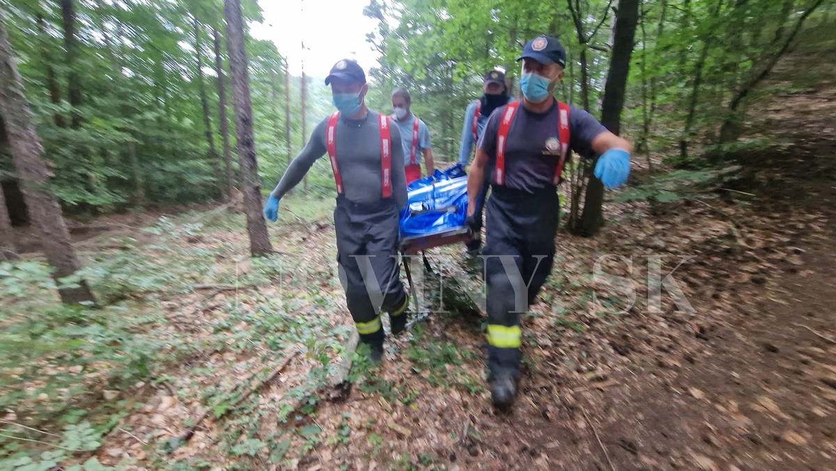 V kopcoch našli telo mŕtveho muža. Už niekoľko dní po ňom pátrali známi aj policajti