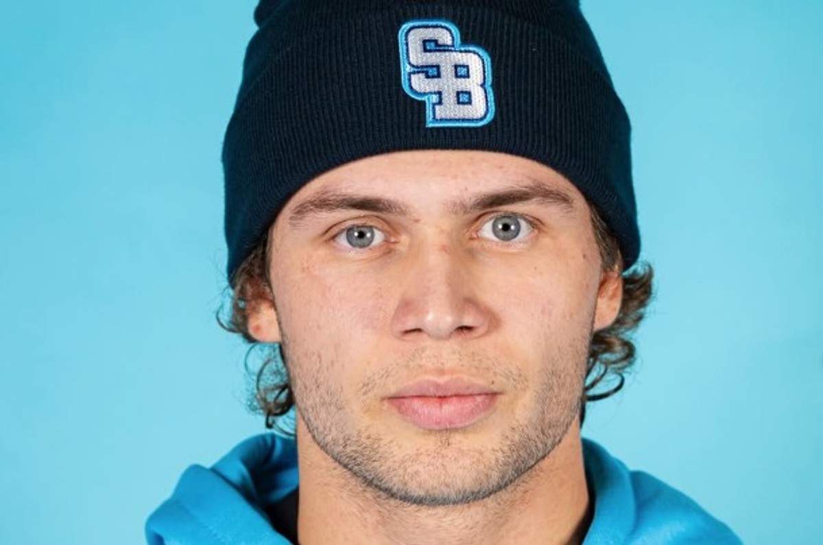 ホッケー選手のロマン・ククンバーグ・ジュニアさん（20）は、重大な交通事故の後、人工睡眠中である