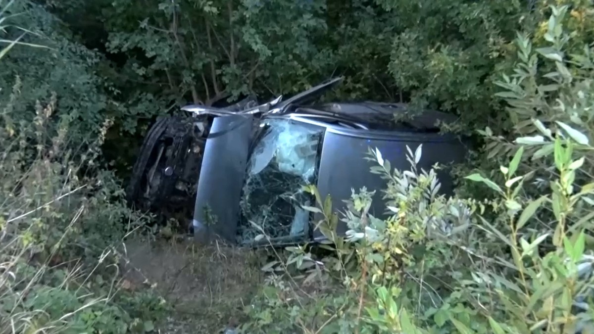 Auto vyletelo z cesty a niekoľkokrát sa prevrátilo. Mladík z neho vypadol a zostal zakliesnený pod ním