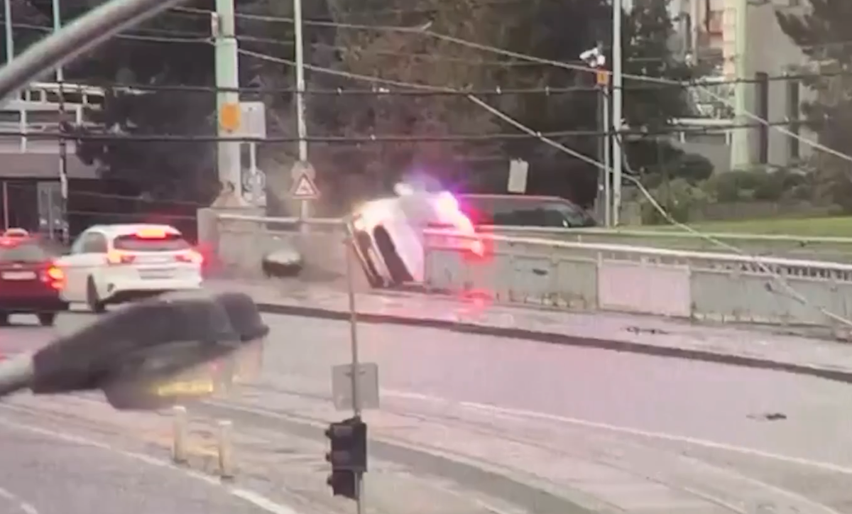 Policajné auto z nezistených príčin prerazilo plot mosta a spadlo do ...