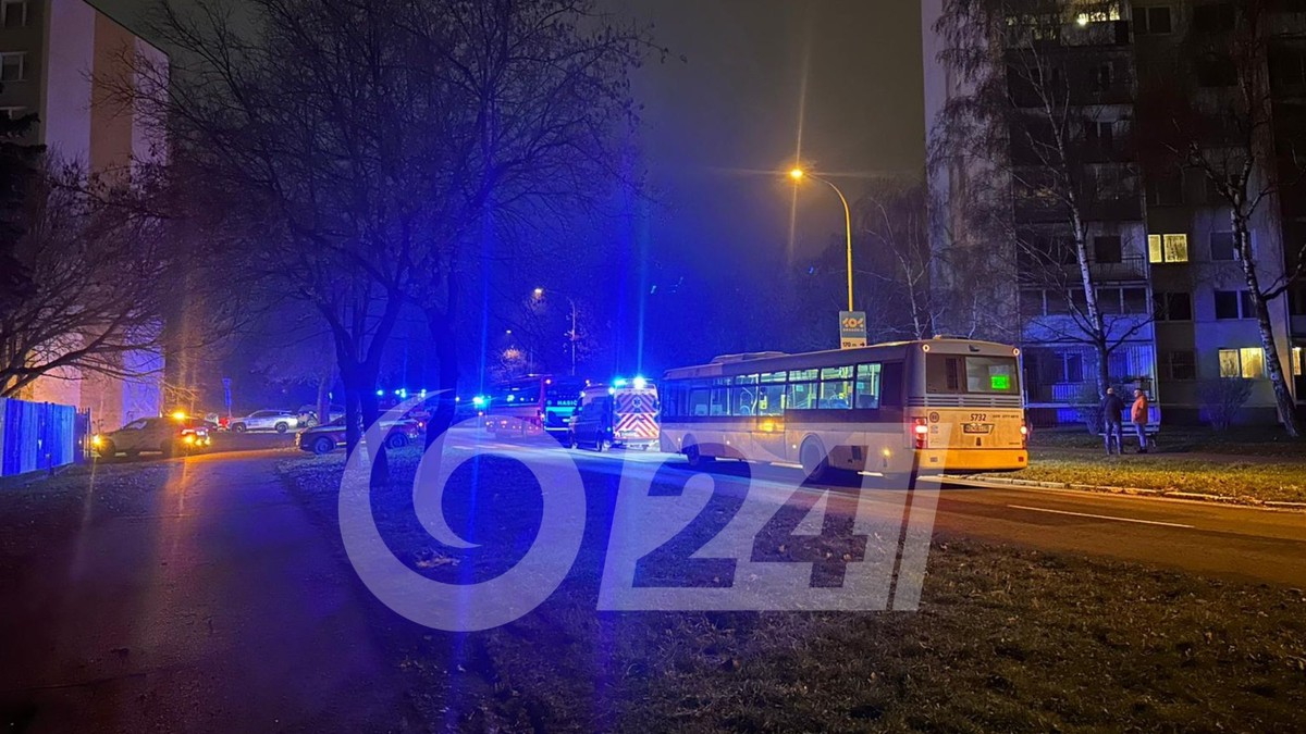 Nočný požiar si vyžiadal život jednej ženy, evakuovali približne sto ľudí