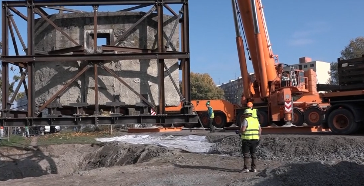Šesťdesiatpäť ton histórie. Presunuli protitankovú stenu, ktorú na konci vojny postavili Nemci na obranu Bratislavy