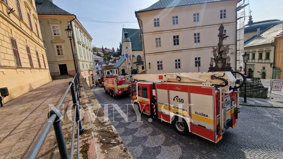 Evakuácia na námestí v Banskej Štiavnici. Anonym nahlásil bombu v škole