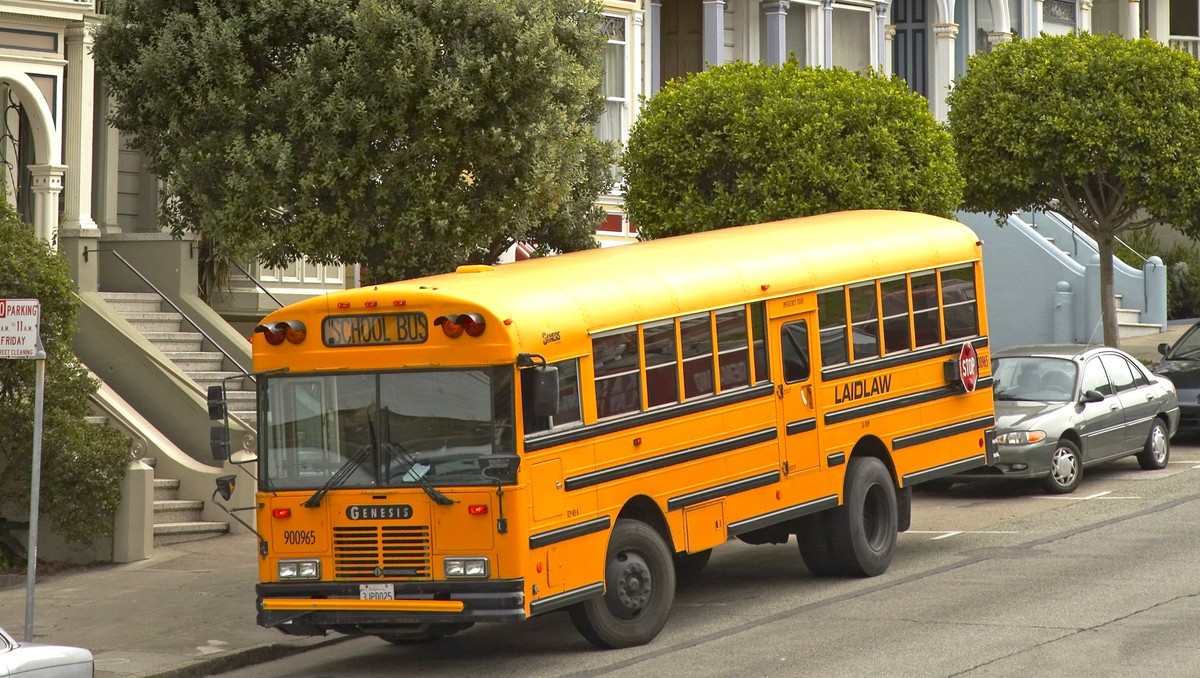 Výbuch minibusu: O život prišlo najmenej 7 ľudí, medzi obeťami sú aj deti