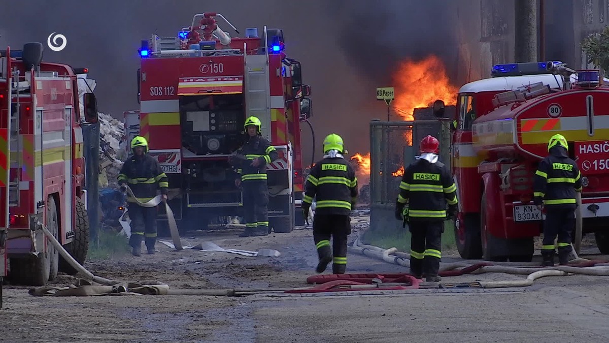 Obrovský požiar pri Nových Zámkoch: Horí firma na spracovanie plastov a papiera