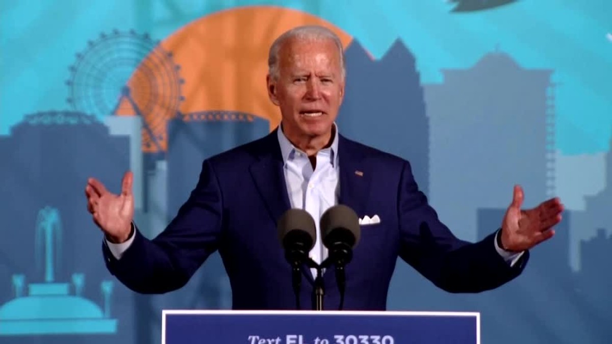 Zvolený prezident Joe Biden si zlomil nohu, ortézu bude mať niekoľko týždňov