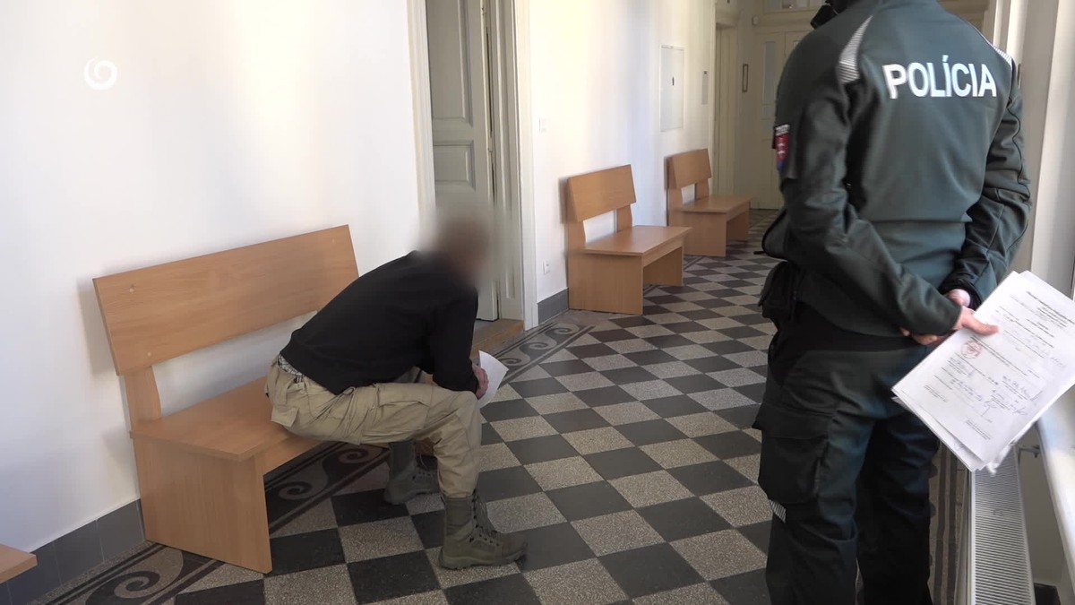 "Zapálim ťa, zhoríš," vyhrážal sa muž pred potravinami, potom zaútočil